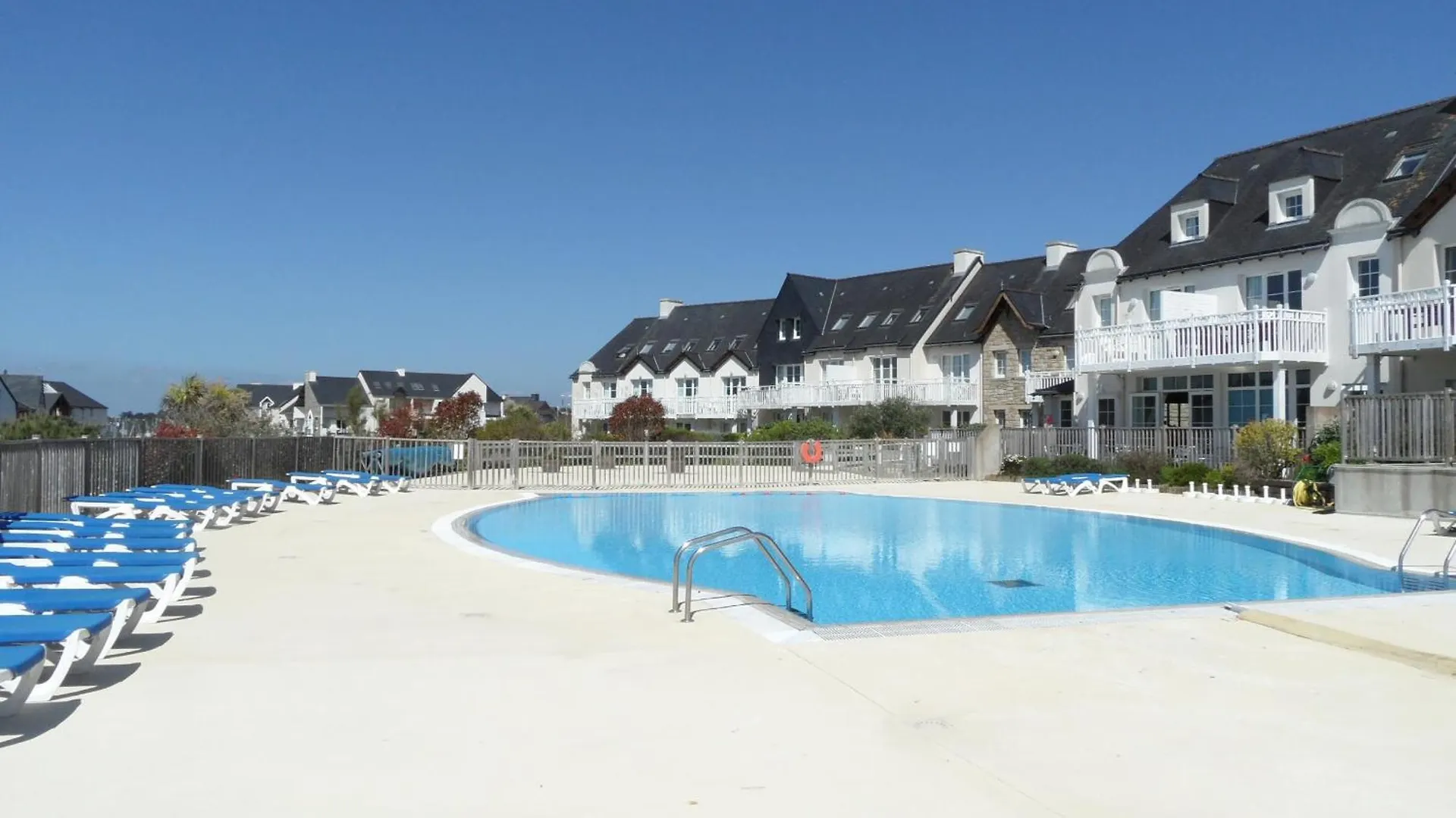 A Louer Pour Les Vacances T3 Pour 4 Personnes Avec Piscine Arzon France